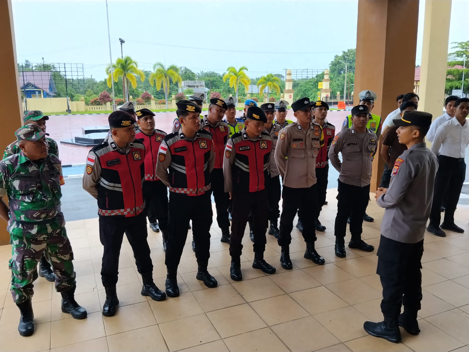 Kemanunggalan TNI-Rakyat: Babinsa Aceh Jaya Turun Bantu Warga Binaannya