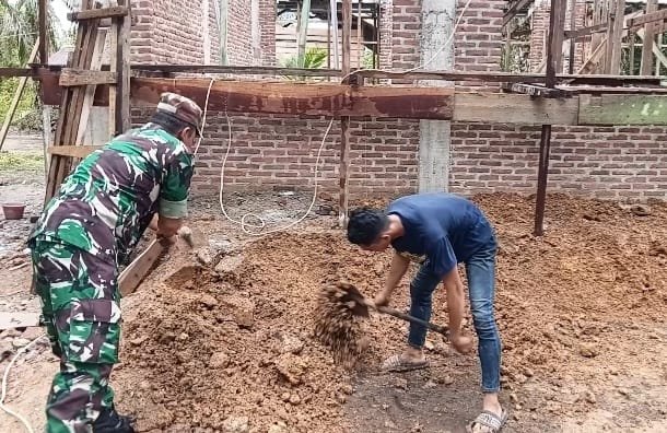 Babinsa Koramil Panga Membantu Pembangunan Rumah Warga Di Desa Keude Panga Aceh Jaya