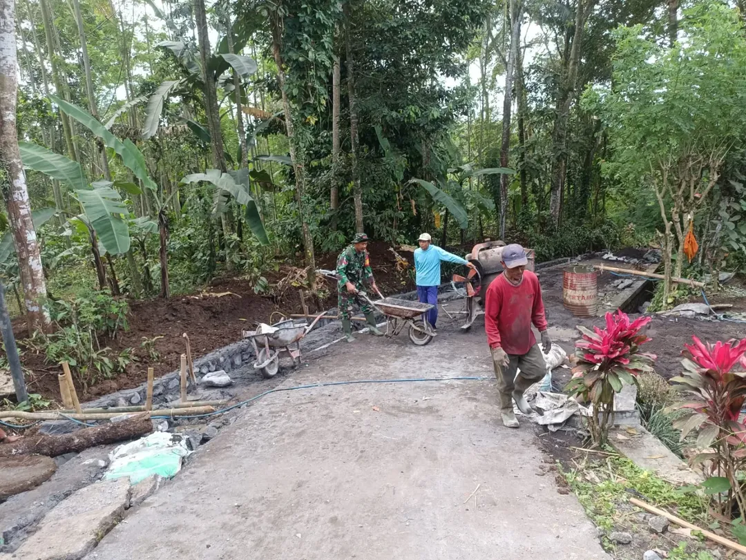 Babinsa Desa Kertowono dan Pemdes Kertowono Lakukan Kerja Bakti untuk Pembangunan Desa