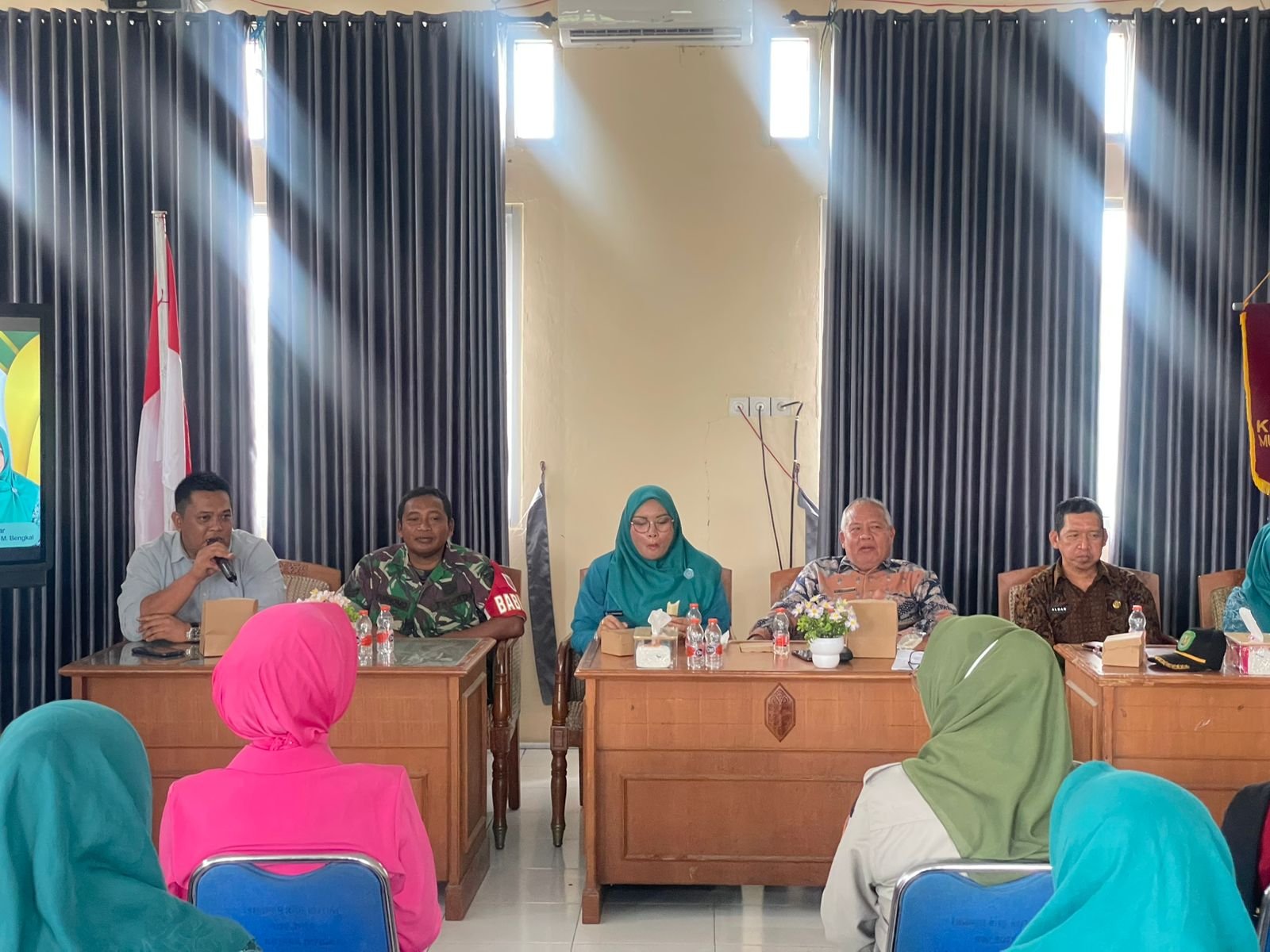 Di Ruang Bengkal Lantai 2 Kantor Kecamatan Muara Bengkal, Babinsa Koramil 0909-05 Ikuti Sosialisasi PAAREDI dan Stop Trafficking
