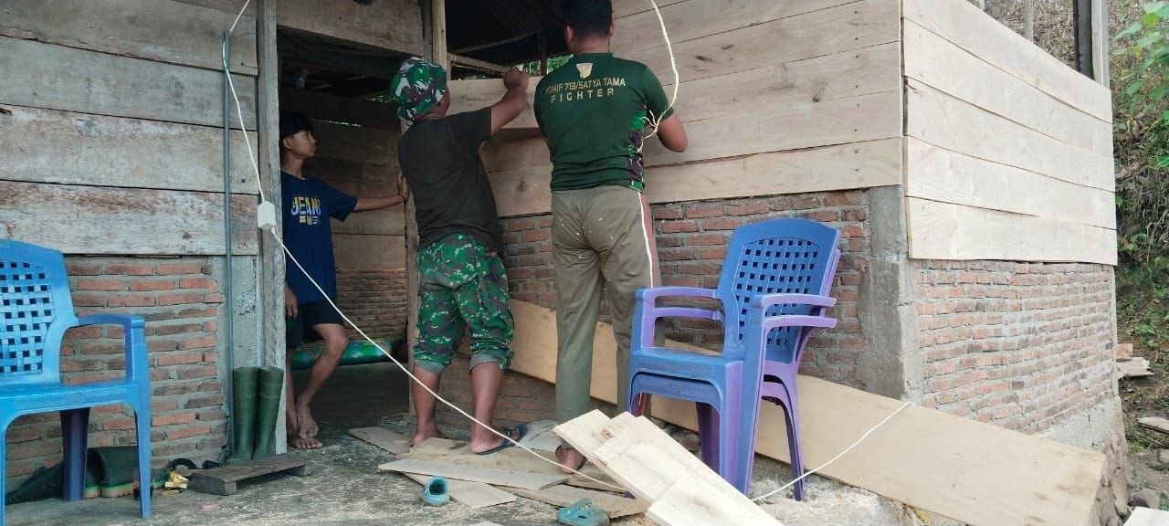 Satgas TMMD dan Kodim 1407/Bone Bergerak Percepat Pemasangan Dinding RTLH di Patukku
