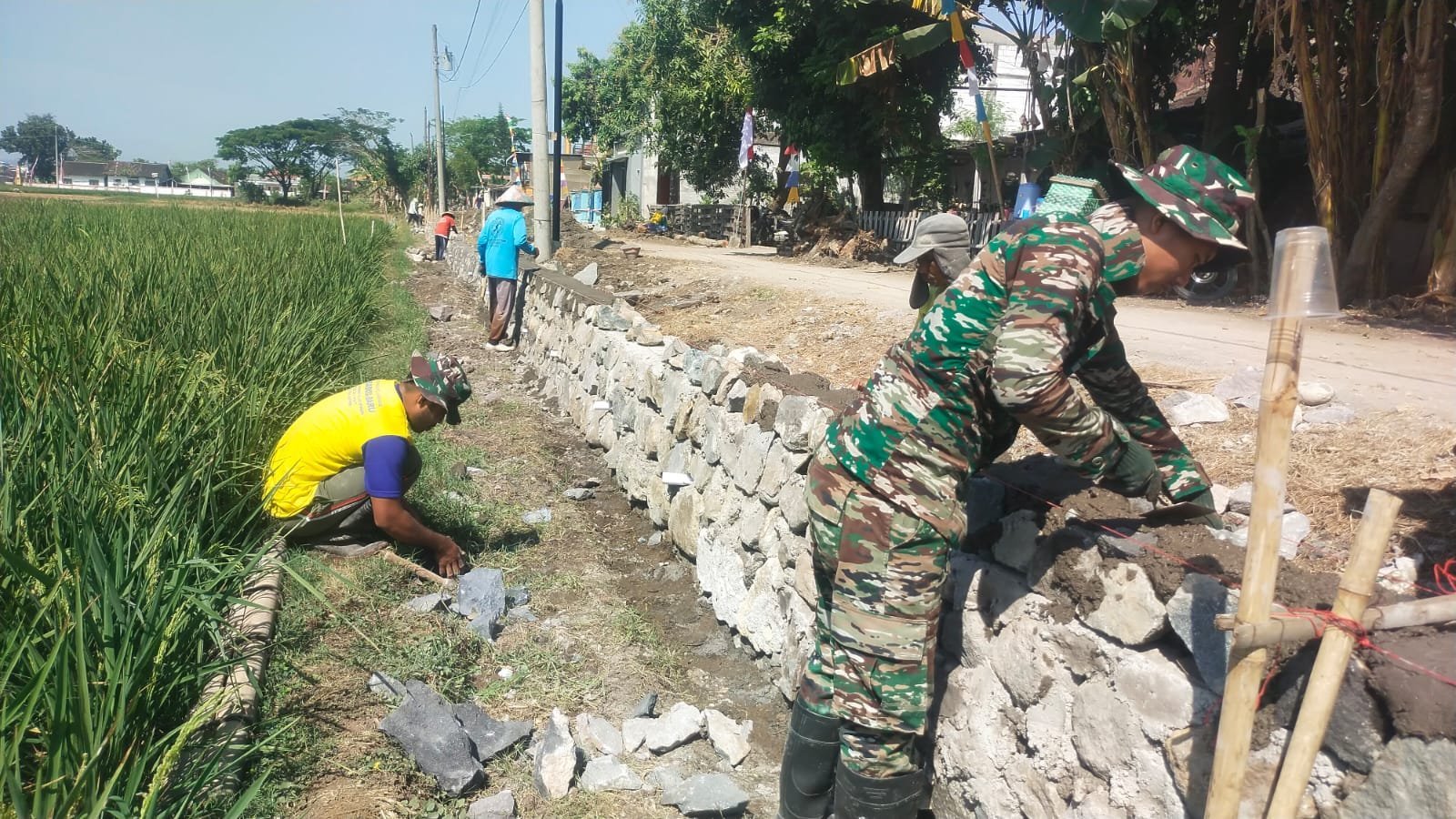 Sinergi Program TMMD Reguler Ke-129 dan Kodim 0726/Sukoharjo Fokus Bangun Talud di Parang Joro