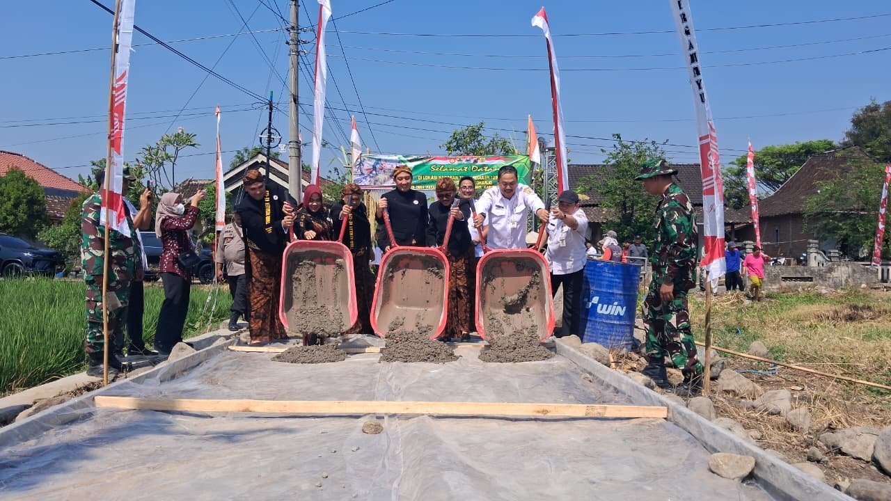 Pengerjaan Cor Blog Jalan Dimulai Setelah Peletakan Batu Pertama di TMMD Reguler Ke-129 Sukoharjo