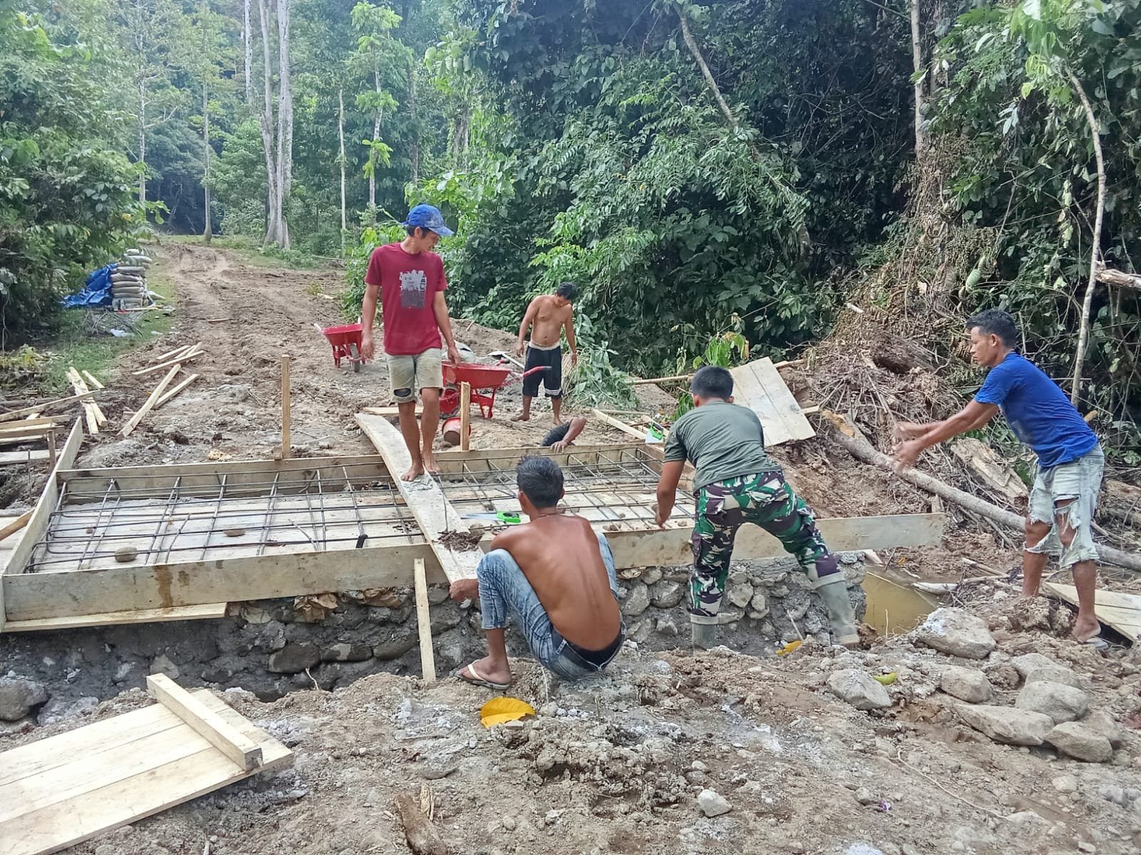 Gotong Royong TNI dan Warga Warnai Pengecoran Alas Jembatan di Sarah Raya
