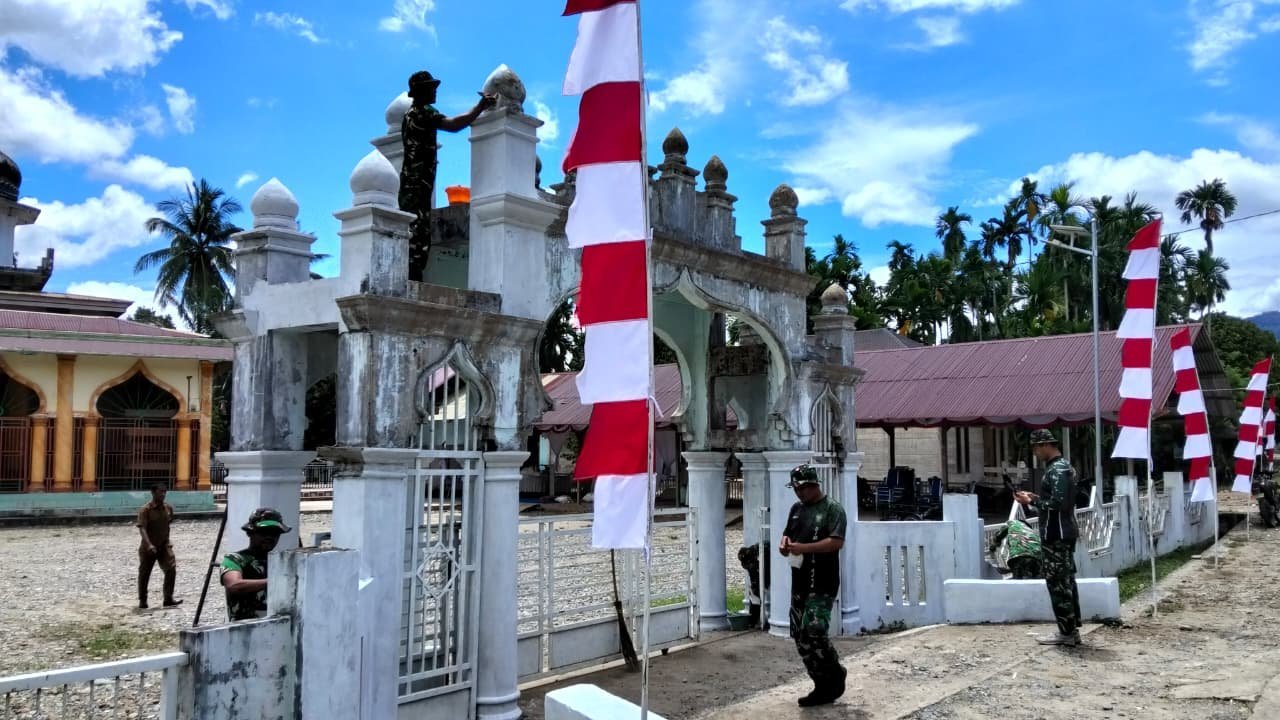 Lapangan dan Gerbang Masjid Dibenahi Jelang Penutupan TMMD di Aceh Jaya