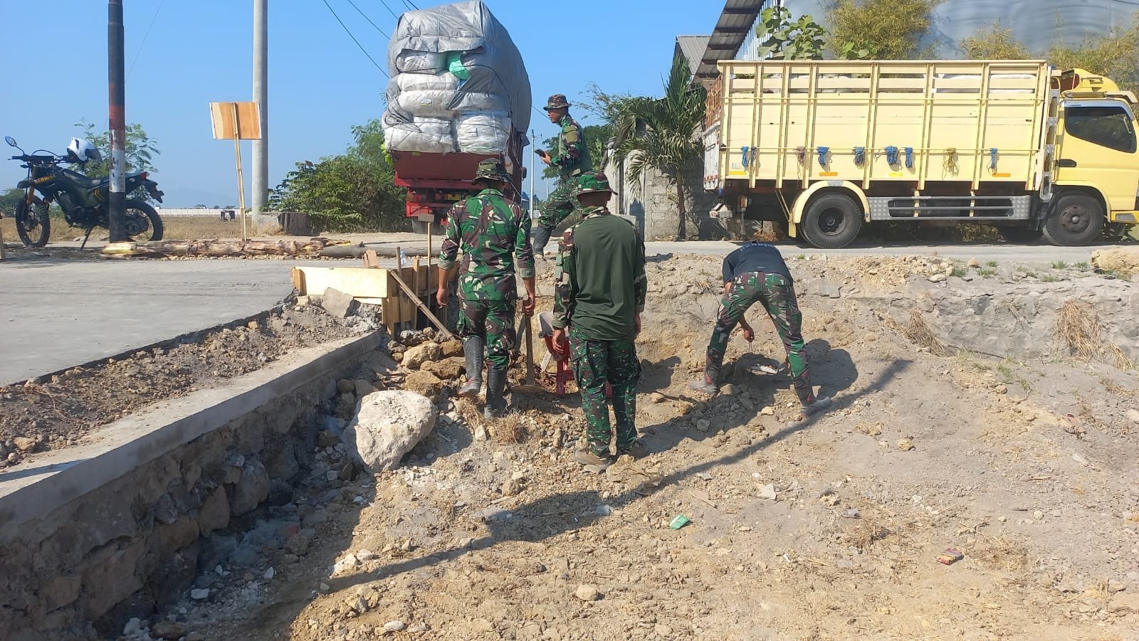 Finishing Bahu Jalan Jadi Prioritas Terakhir TMMD di Sukoharjo