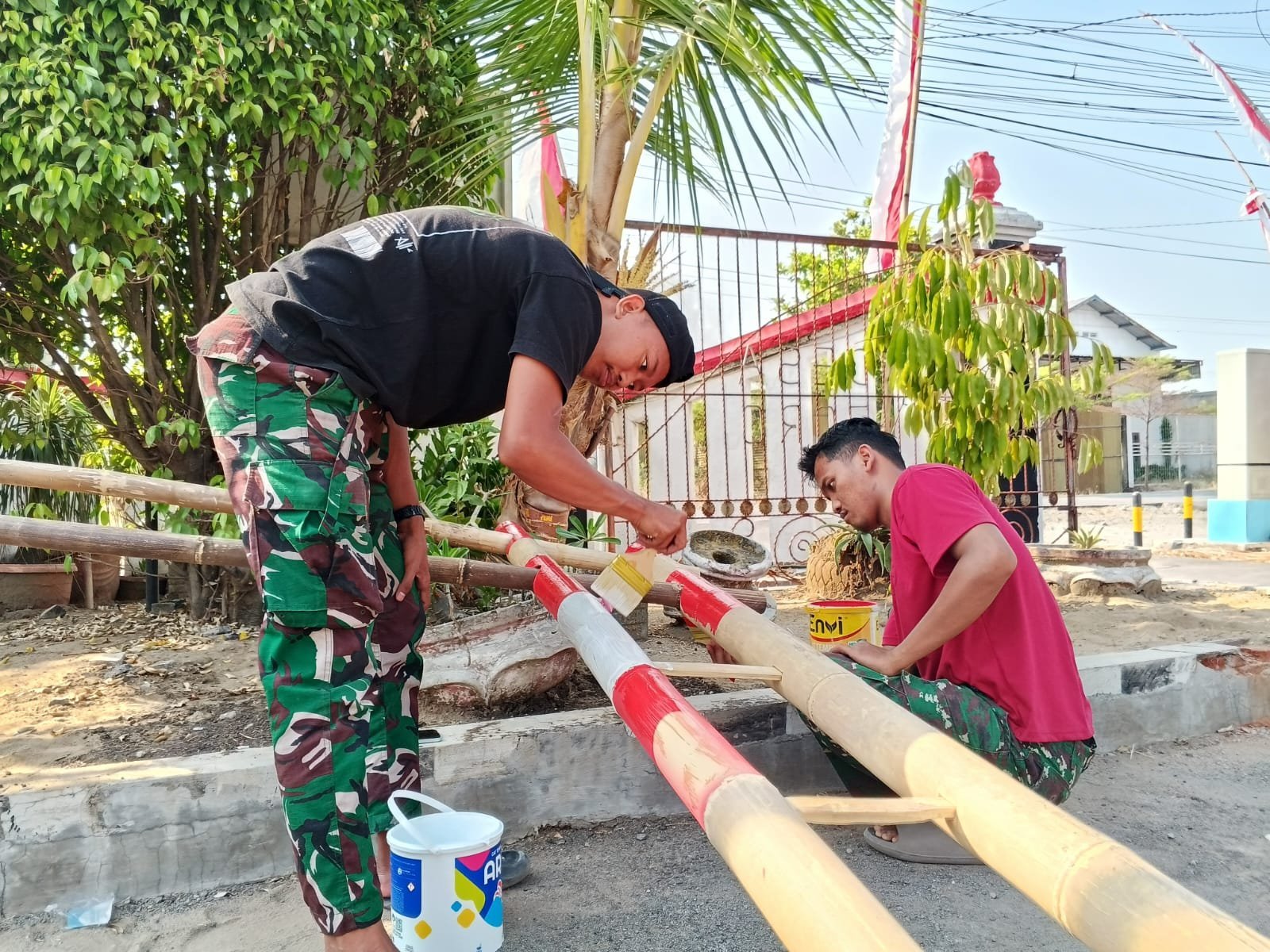 Satgas Rapihkan Balai Desa Parangjoro Jelang Penutupan TMMD