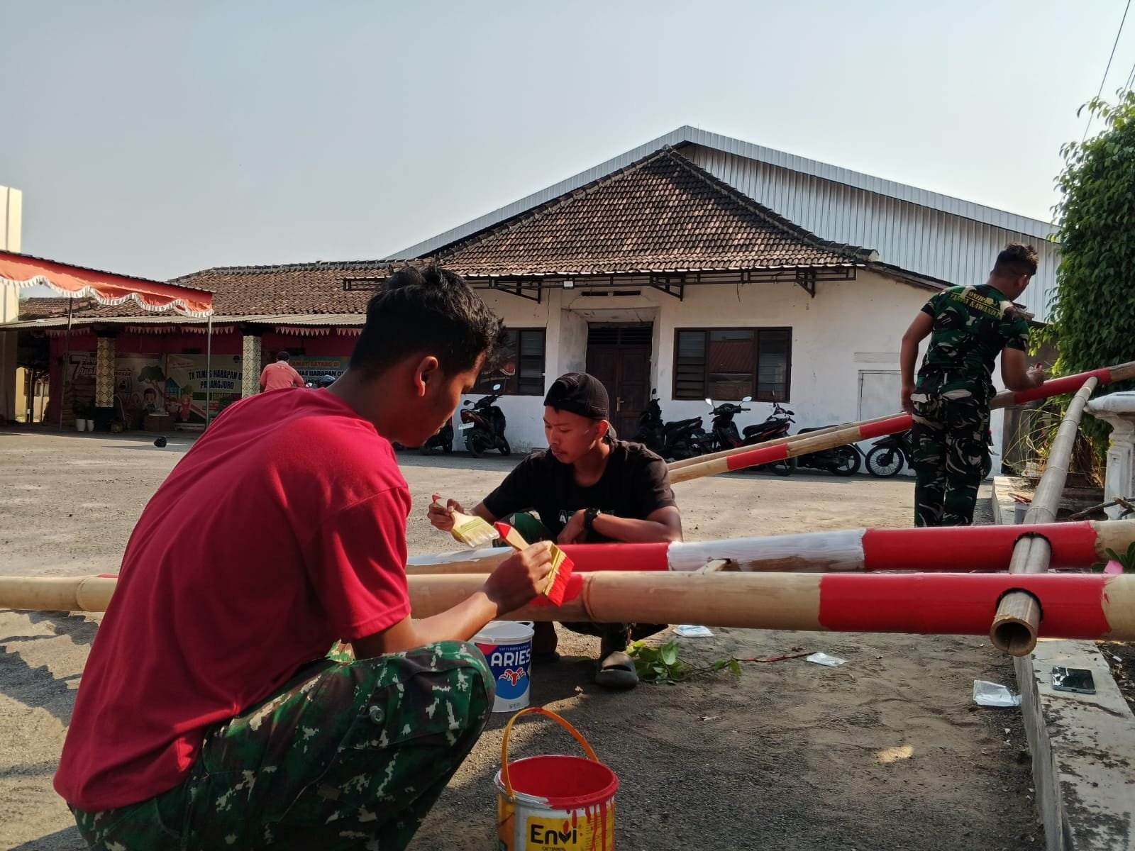 Balai Desa Parangjoro Dirapikan Jelang Penutupan TMMD Reguler ke-129