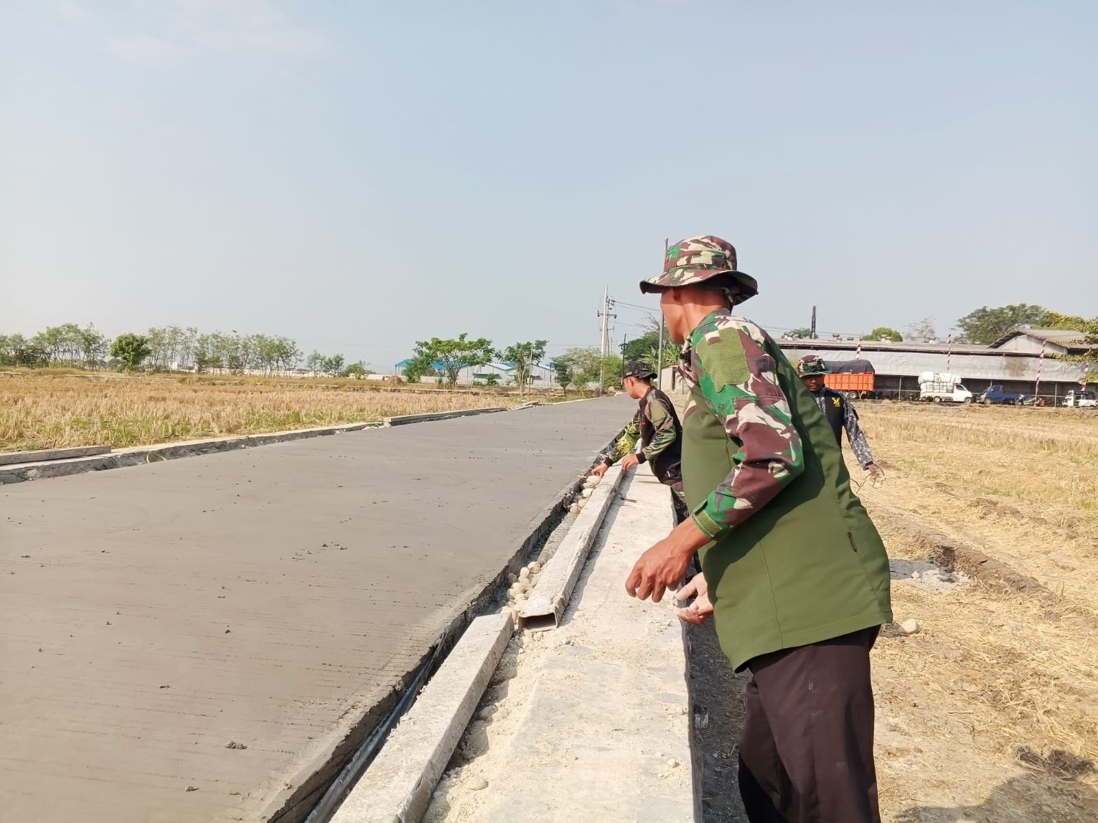 TMMD Reguler ke-129 Tutup dengan Membersihkan Lokasi Pembangunan di Parangjoro