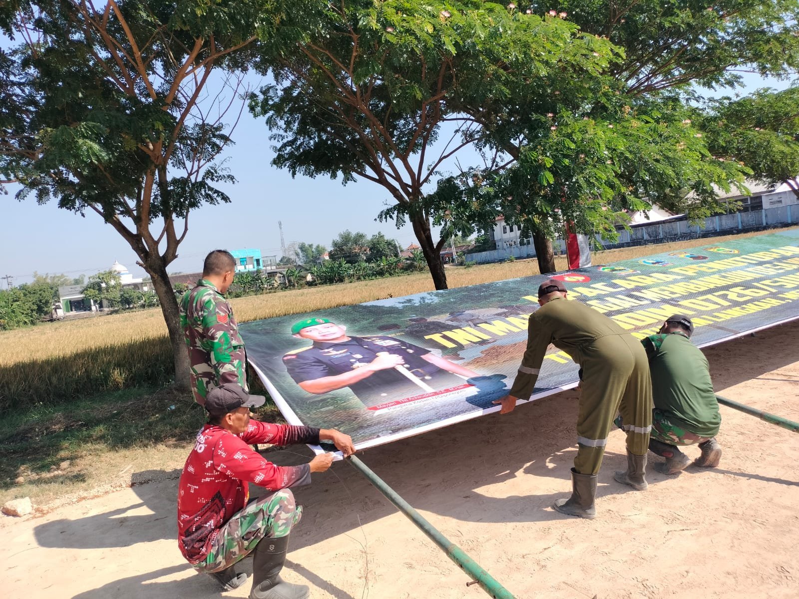 Penataan Lokasi dan Pembersihan Menyambut Penutupan TMMD di Parangjoro
