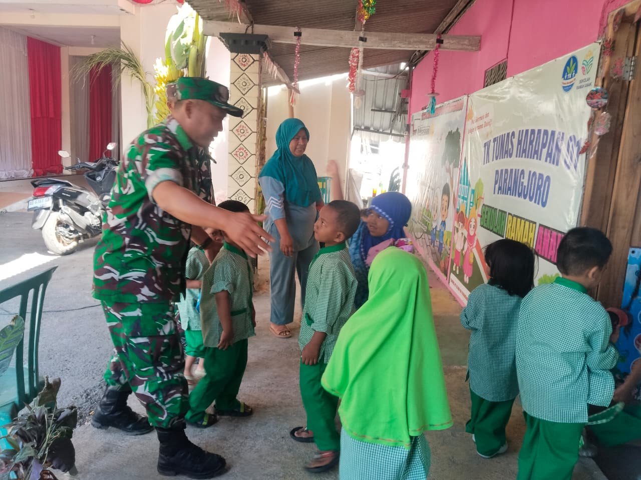 Di Parangjoro, Satgas TMMD Dampingi Guru TK agar Anak-anak Tetap Terkonsentrasi