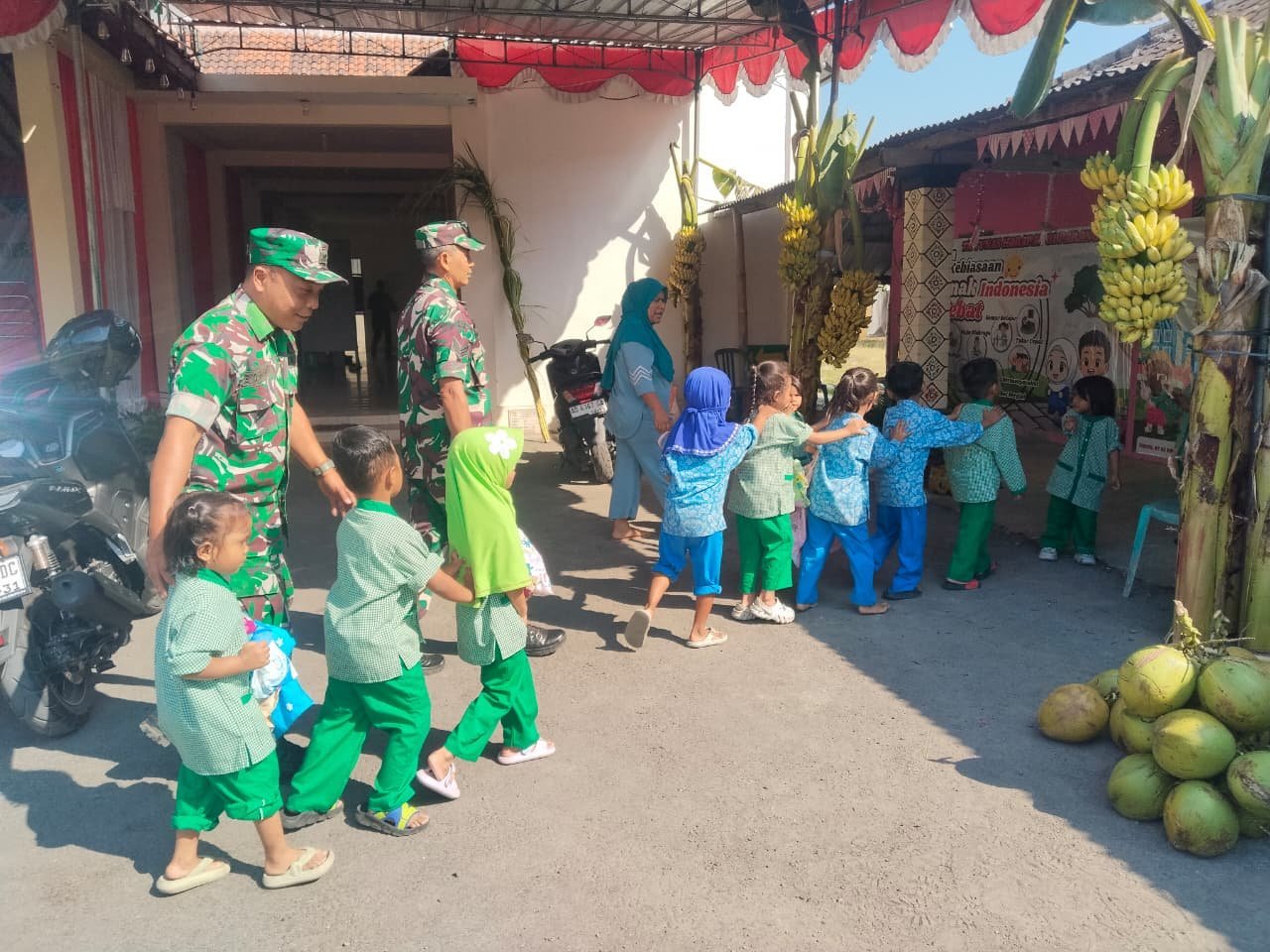Satgas Reguler ke-129 Turut Mendampingi Aktivitas TK di Parangjoro