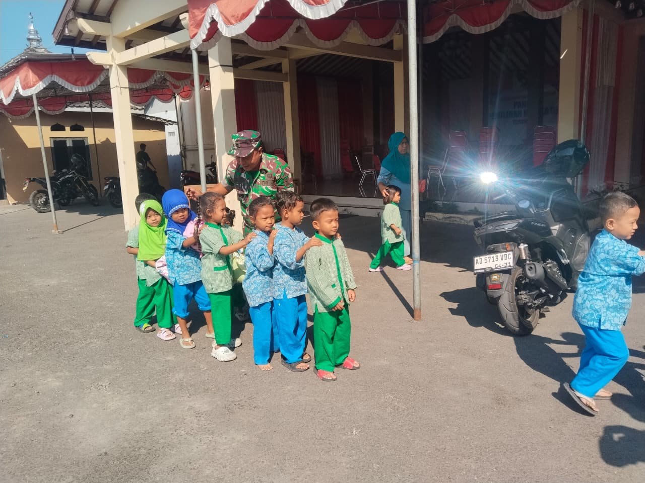 Personel Kodim 0726/Sukoharjo Dampingi Kegiatan TK Dalam Kegiatan TMMD