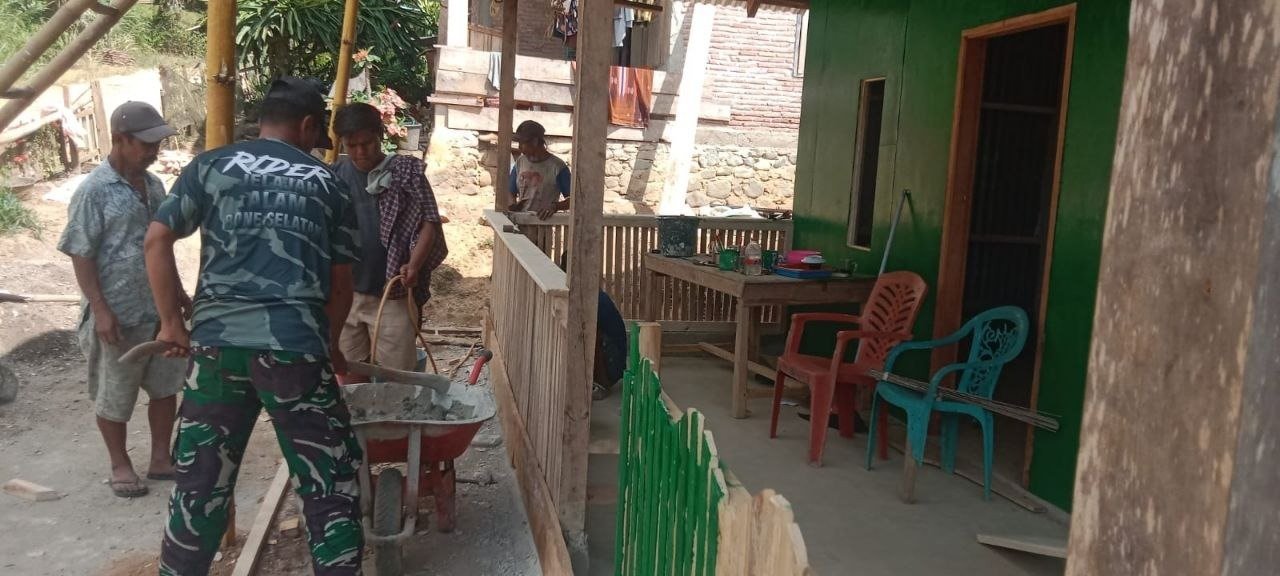 Pengecoran Lantai Halaman, Upaya TMMD Tingkatkan Kenyamanan Rumah Sofyan
