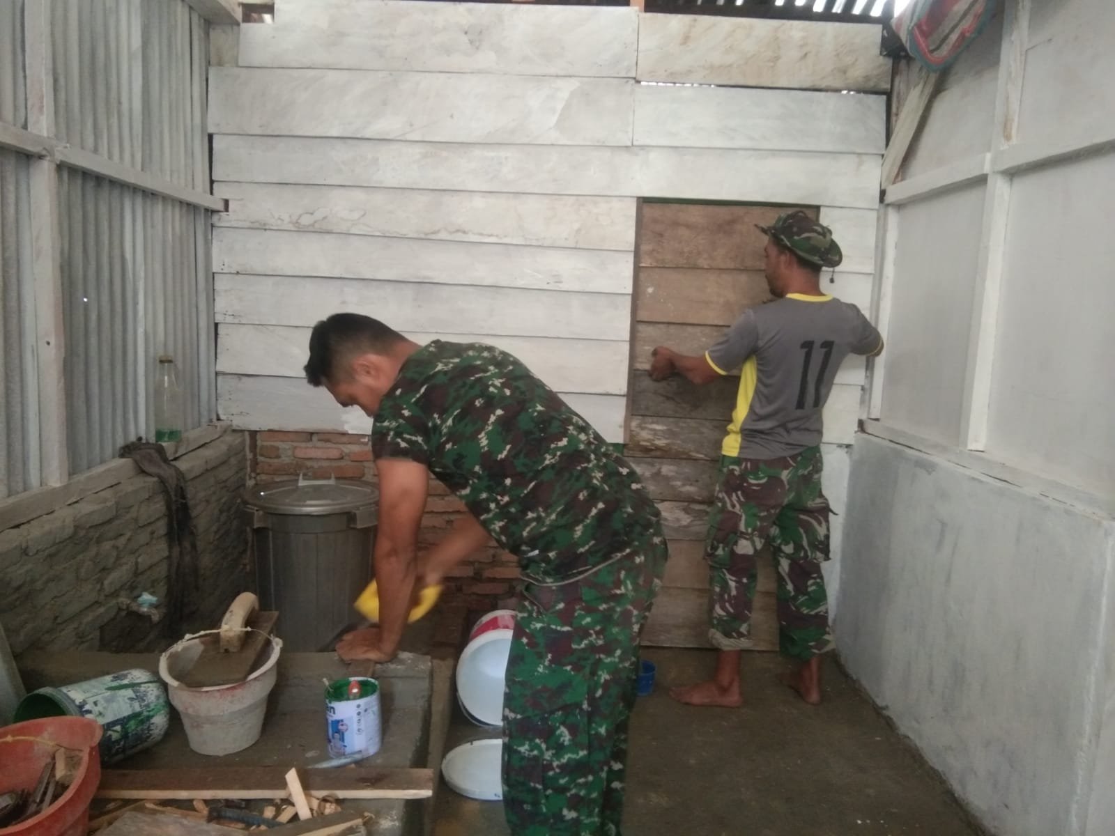 Satgas TMMD Lengkapi Rumah Bella dengan Pintu Kamar Mandi
