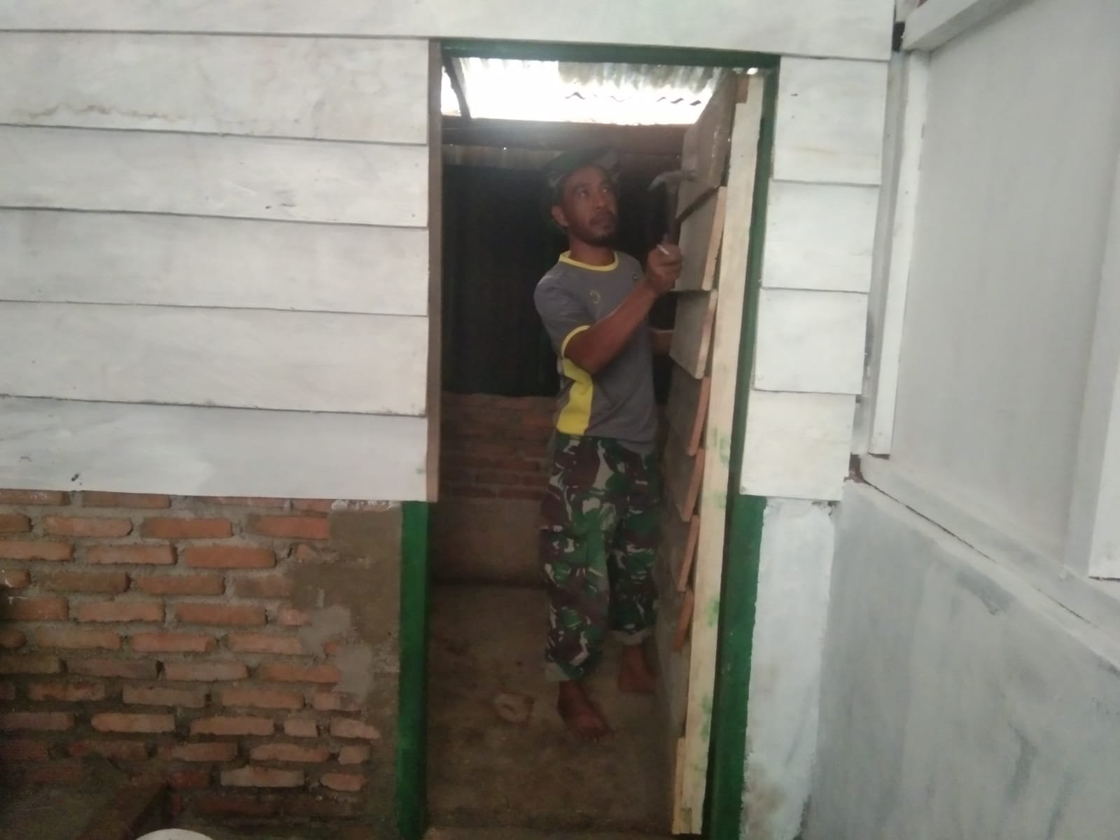 Pintu Kamar Mandi Terpasang, Rehabilitasi Rumah Bella Makin Dekat Selesai