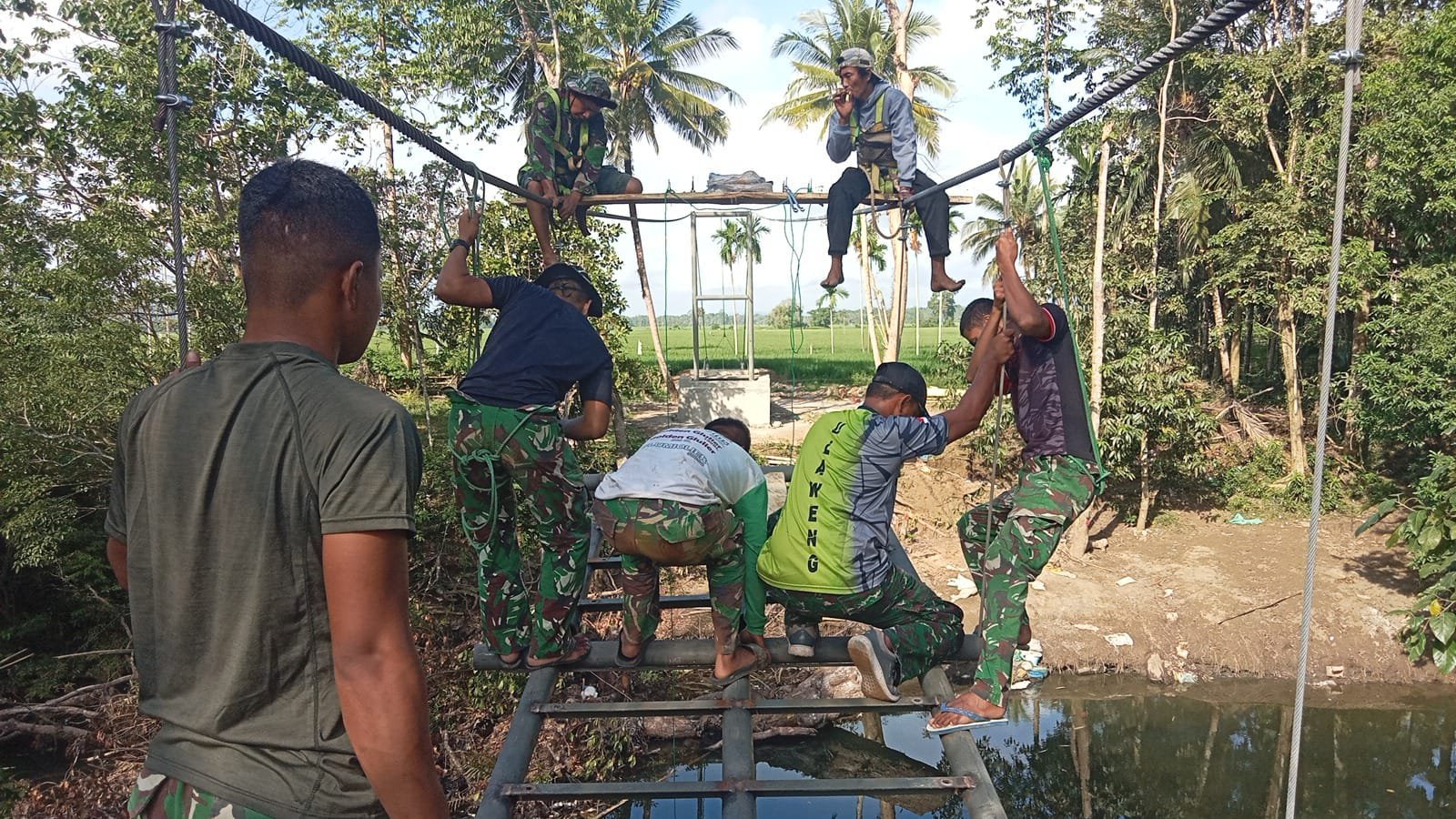 Warga dan TNI Bergotong Royong Pasang Lantai Jembatan di Tadang Palie