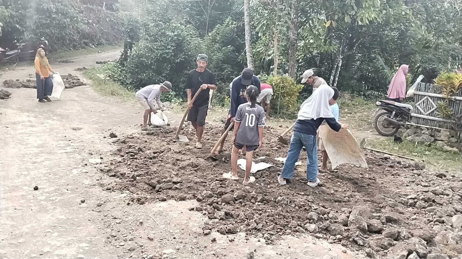 Warga Ikut Meratakan Tanah Timbanan untuk Jalan Patukku