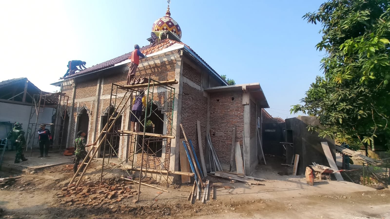 Semangat Saling Membantu Tumbuh dalam Pemasangan Genteng Masjid Al Mubaroq