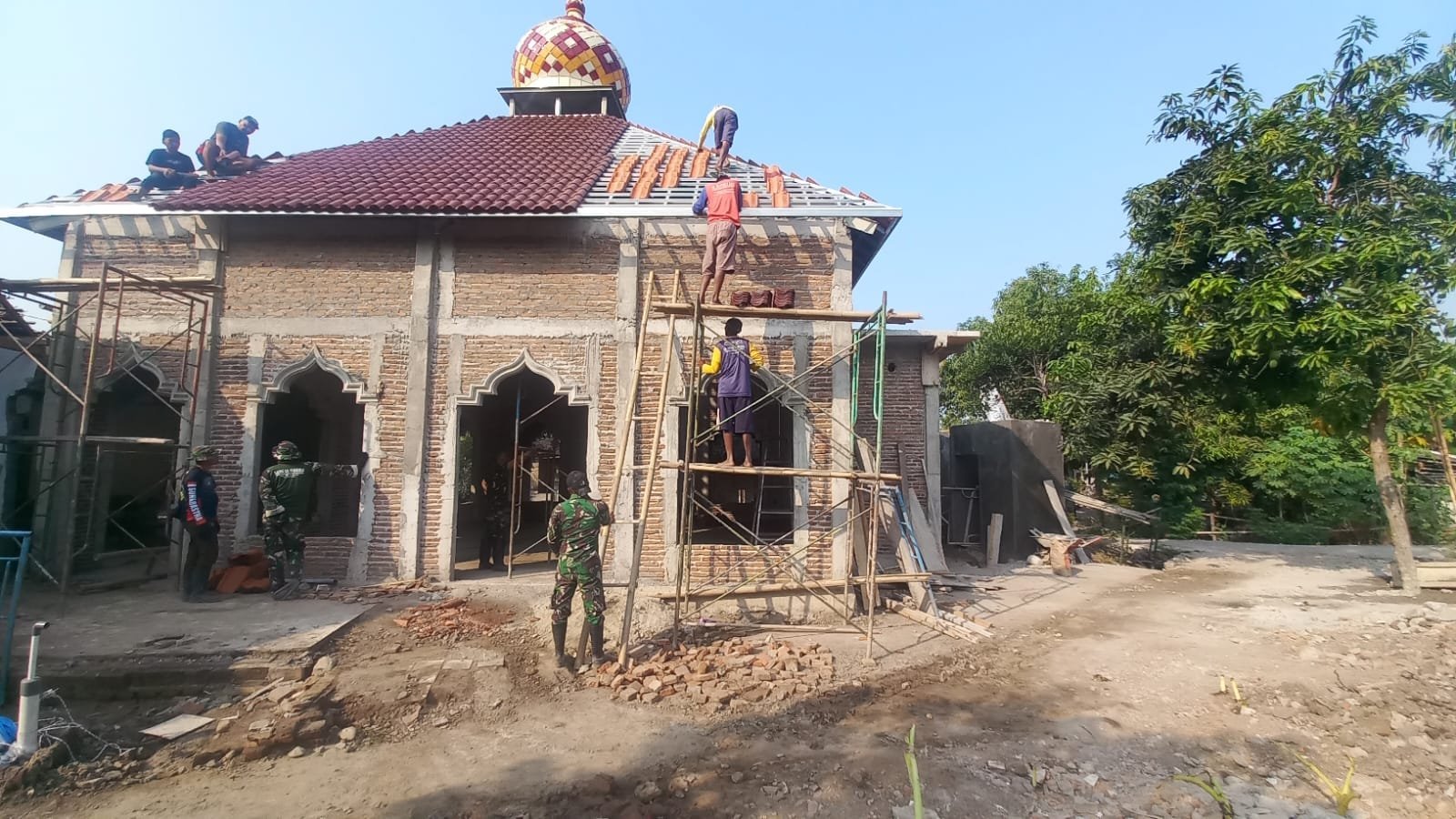 Kepedulian TNI Tampak Saat Kegiatan Peningkatan Masjid