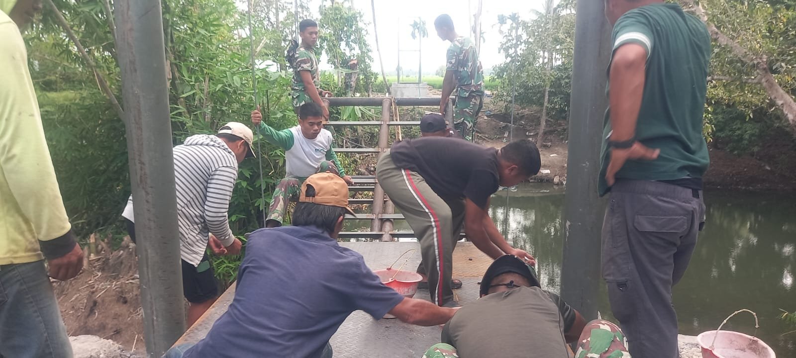 Pagar Kehati-hatian: Pemasangan Lantai Jembatan di Tadang Palie Dilakukan Metodis