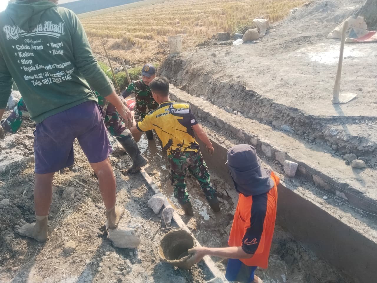 Warga-Parangjoro dan TNI Buka Kembali Aliran Irigasi yang Tersumbat