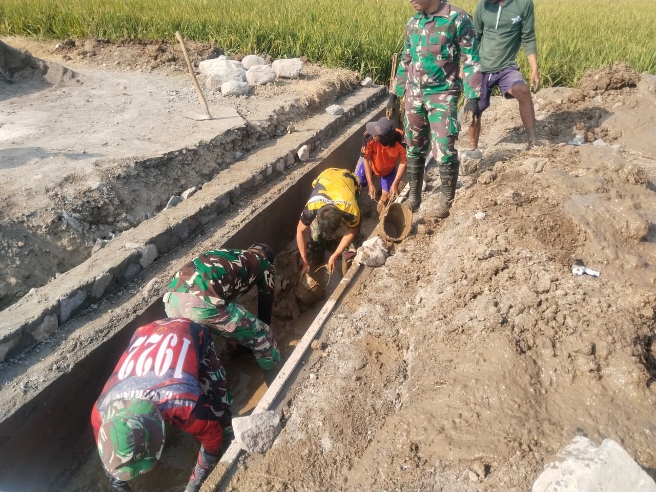 Warga Parangjoro dan Satgas TMMD Keruk Lumpur untuk Lancarkan Irigasi