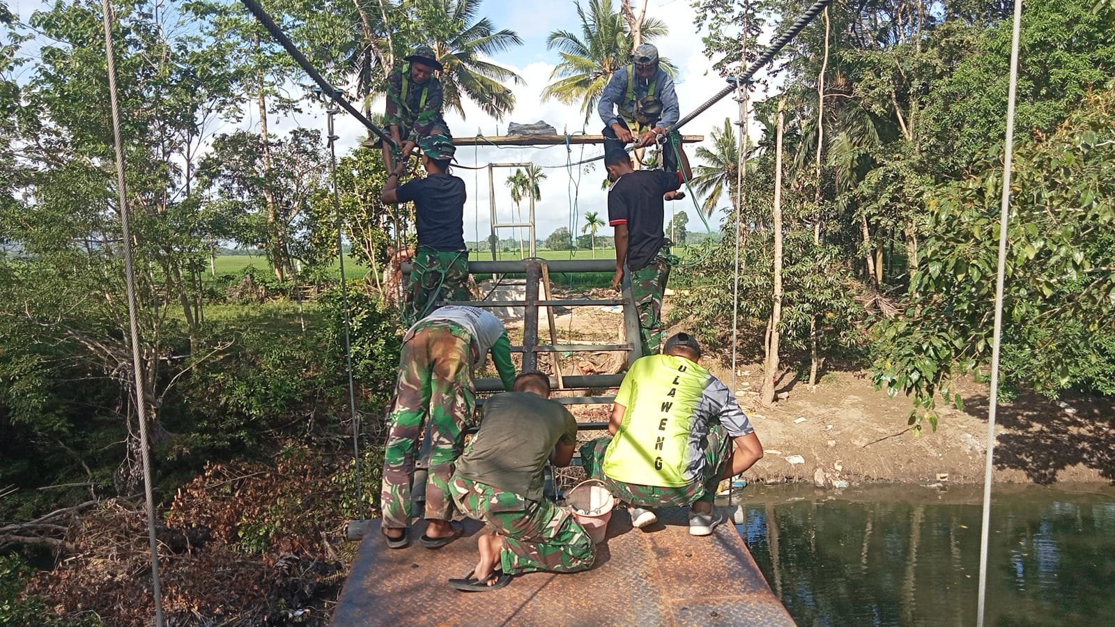 Pemasangan Lantai Jembatan Lanjutkan Upaya Perbaikan Akses di Sibulue