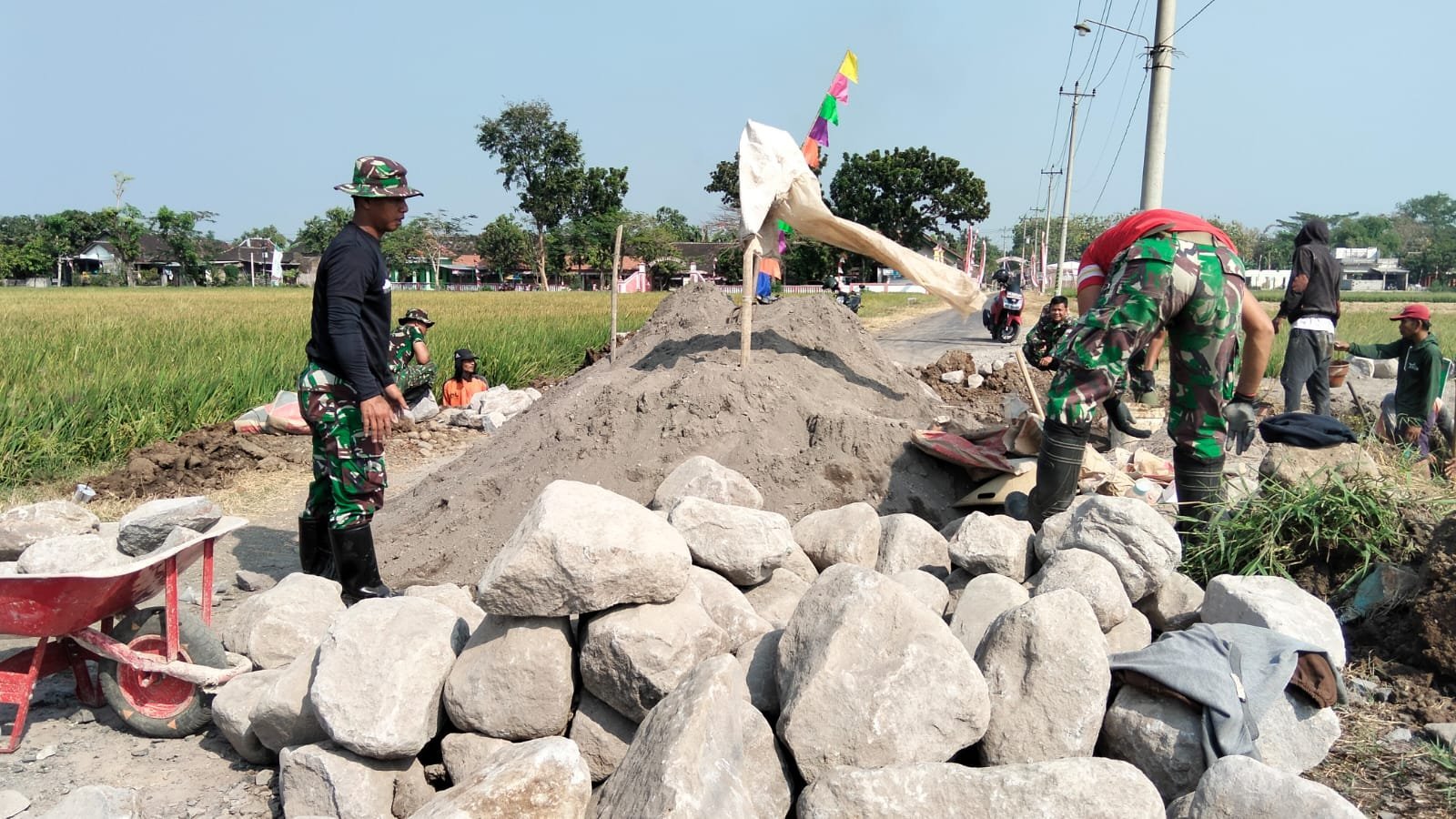 Kebersamaan Warga Mempermudah Pengerjaan Gorong-gorong Parangjoro