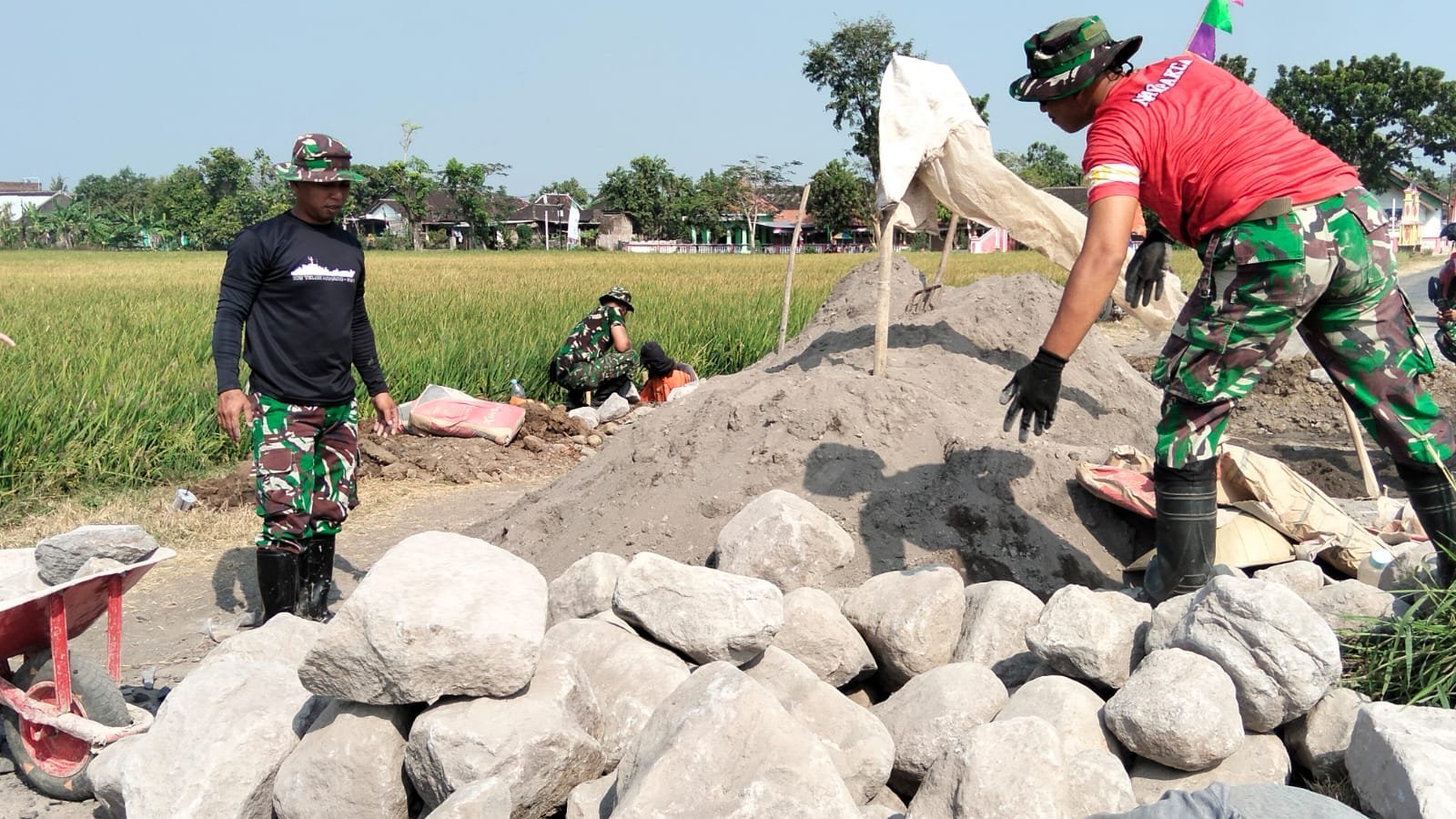 Gorong-Gorong Dibangun untuk Atasi Genangan di Desa Parangjoro