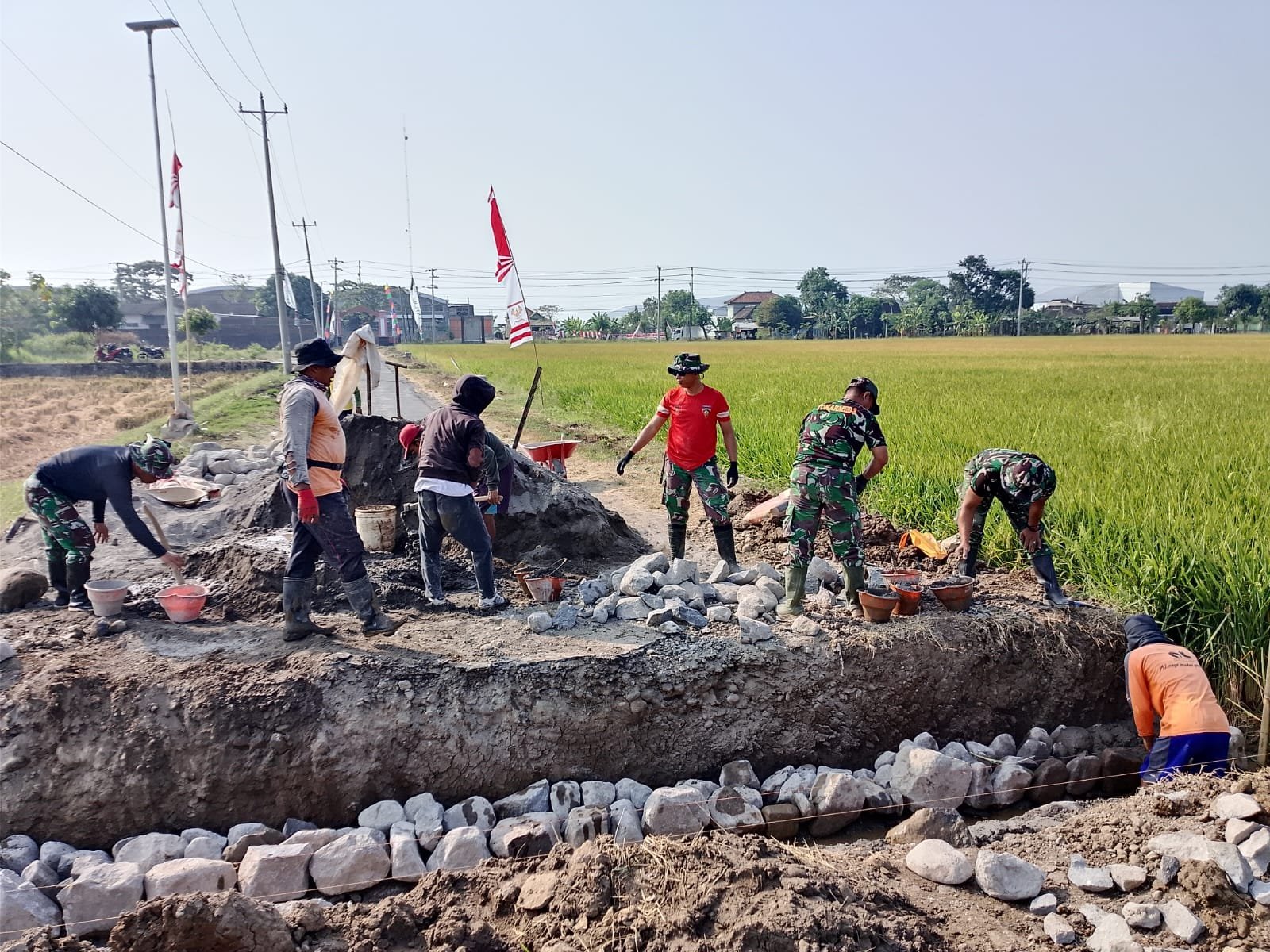 Kekompakan warga dan Satgas TMMD percepat penyelesaian gorong-gorong