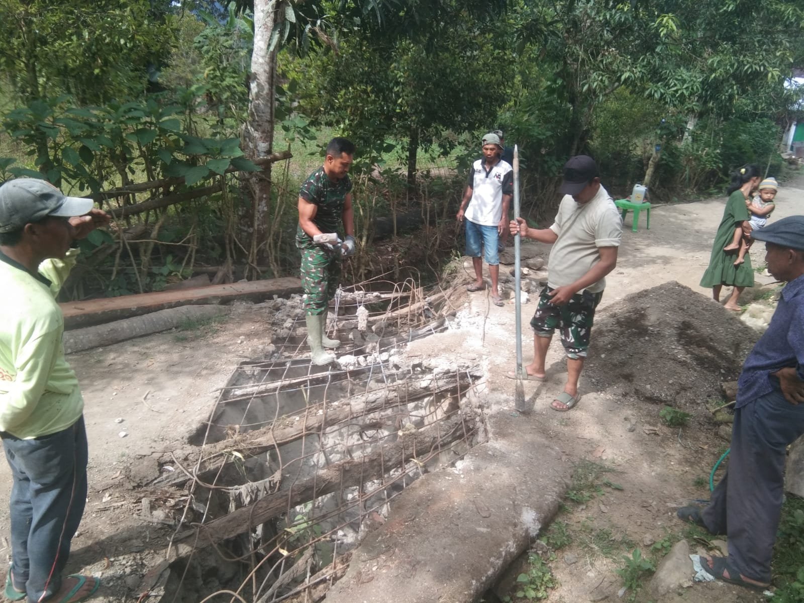 Warga Pattuku dan Satgas TMMD Benahi Jembatan Kayu Penunjang Pembangunan