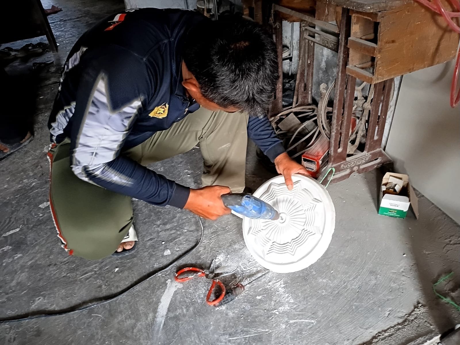 Rumah Warga Parangjoro Kini Lebih Rapi dengan Plafon Terpasang