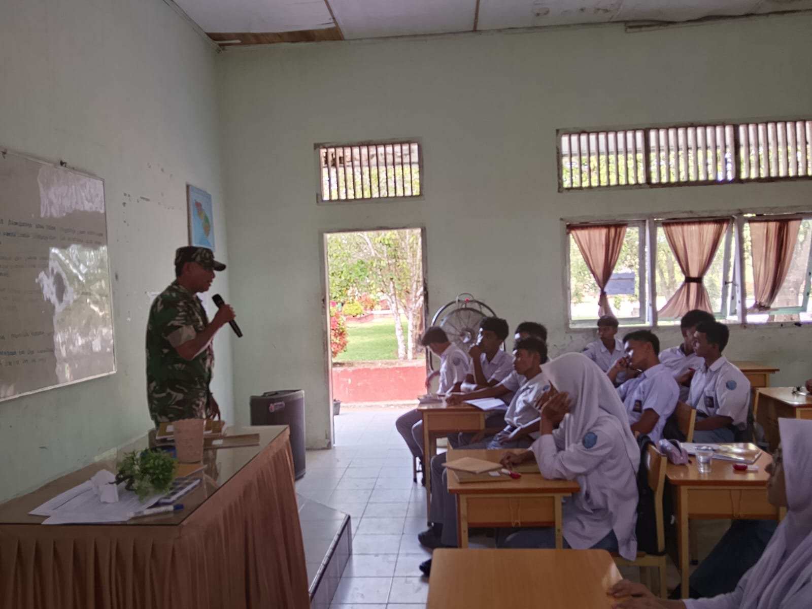 Babinsa Teunom Tanamkan Kecintaan kepada Negara dan Bangsa kepada Pelajar
