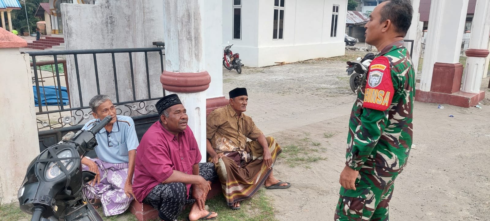 Menyambangi Warga Tangkeh, Sertu Iwan Serap Informasi tentang Kondisi Desa Binaan