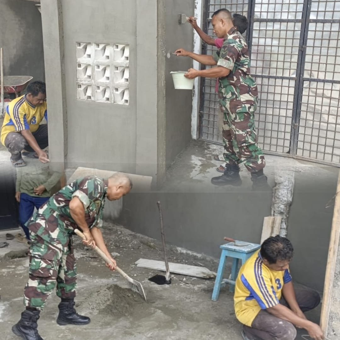 Babinsa Koramil 09/Samatiga Bantu Warga Bangun Pagar Rumah di Desa Pinem