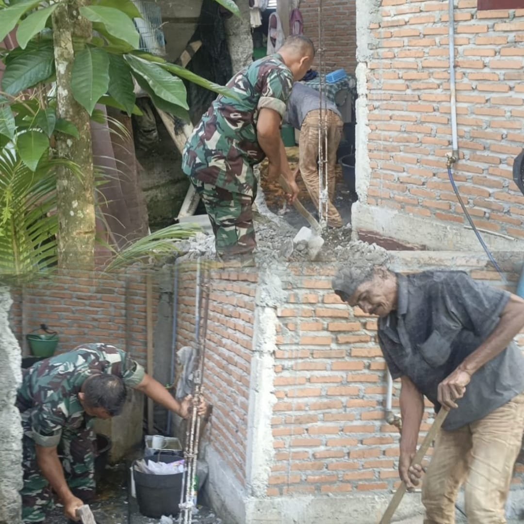 Babinsa Serka Juliono Bantu Warga Perbaiki Dapur Rumah di Desa Pinem